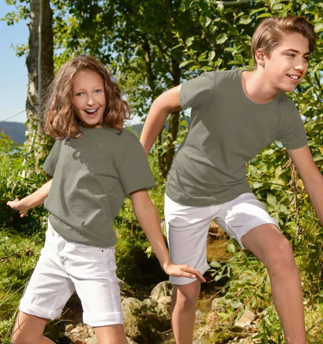 Das einfache T-Shirt der Kinder, helles Khaki