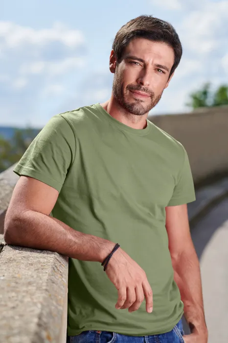 Das einfache T-Shirt der Männer, khaki