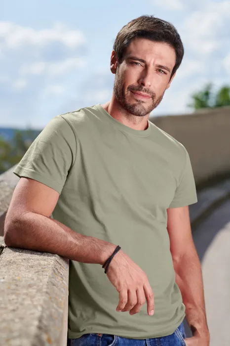 Das einfache T-Shirt der Männer, helles Khaki