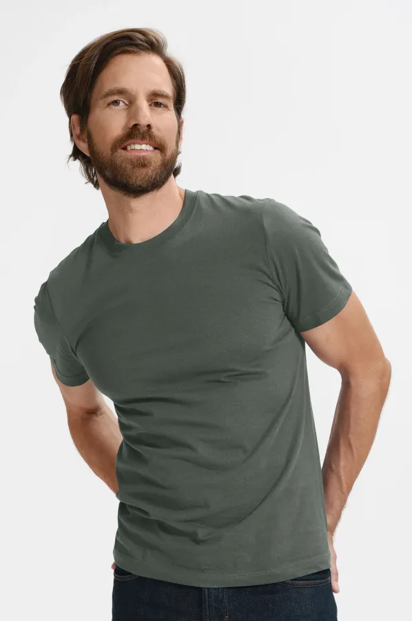 Das klassische T-Shirt der Männer, dunkler Schiefer Das klassische T-Shirt der Männer, dunkler Schiefer